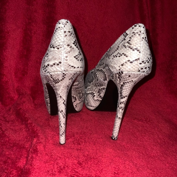 STEVE MADDEN faux snakeskin LIKE NEW!  Size 9 1/2 with 6 inch heels! - Picture 3 of 6